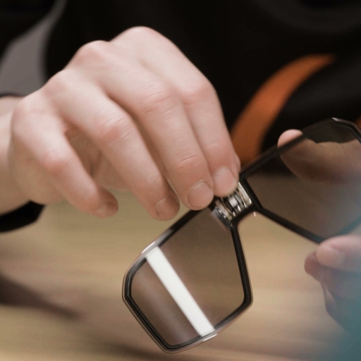 Beratung: Sportbrille wird am Tisch aufgeklappt